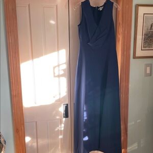 Kay Unger Elegant Blue Sleeveless Evening Dress. Size 8